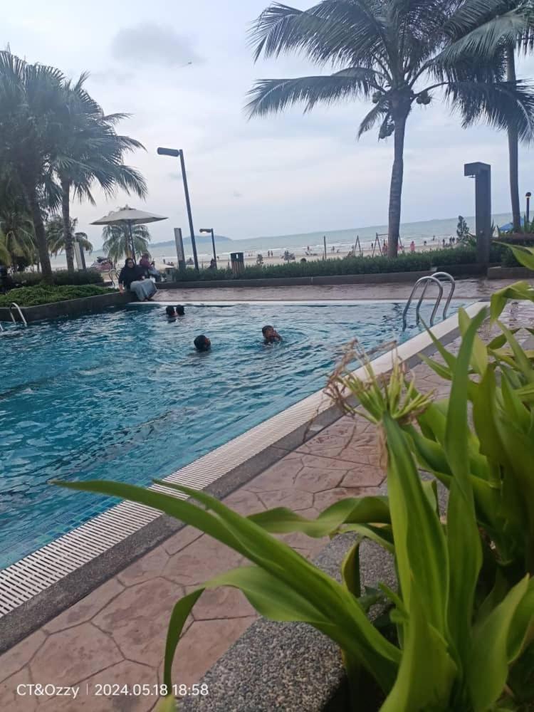 Timurbay Seafront Residence By Ozzy Azizi Kuantan Exterior photo